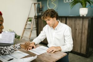 accountant werkzaam met een klant